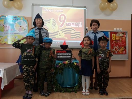 "Желбіре ,Жеңіс жалауы!!!"  Ересектер "Құлпынай  тобы " Тәрбиеші : Сегізбаева Ж.Қ